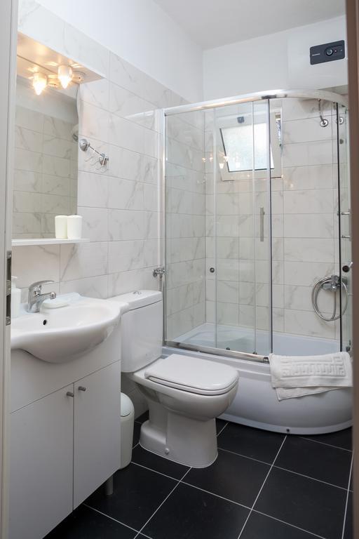 Apartments Fiona - Away From City Crowds Makarska Room photo