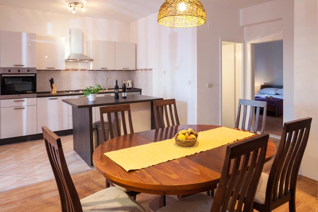 Apartments Fiona - Away From City Crowds Makarska Room photo