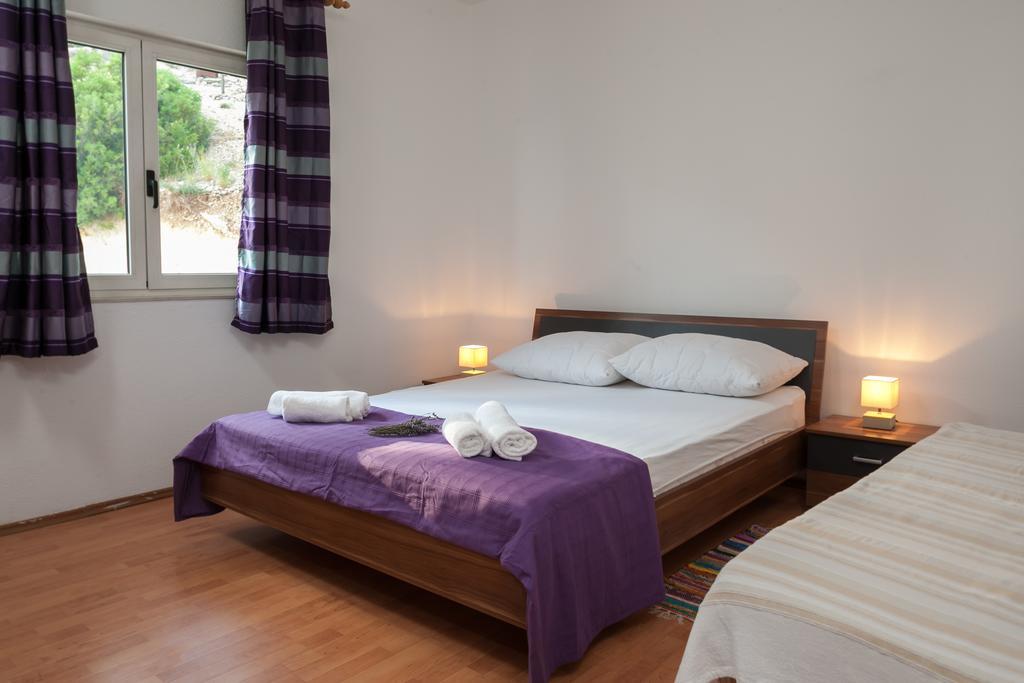 Apartments Fiona - Away From City Crowds Makarska Room photo