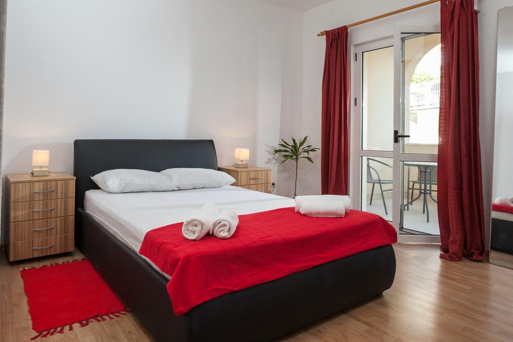 Apartments Fiona - Away From City Crowds Makarska Room photo