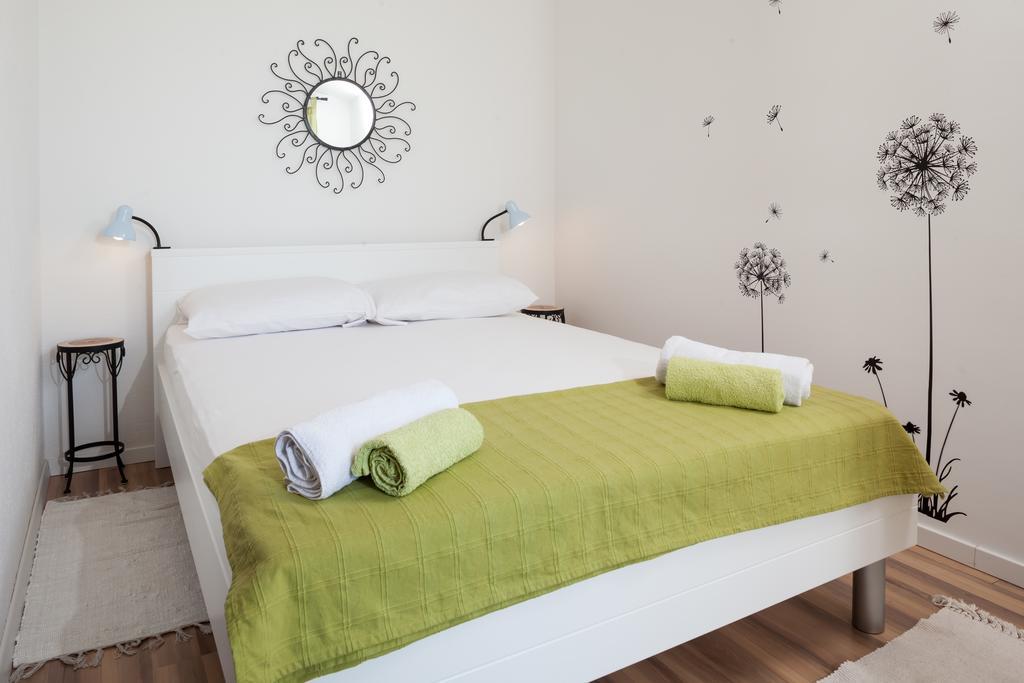 Apartments Fiona - Away From City Crowds Makarska Room photo