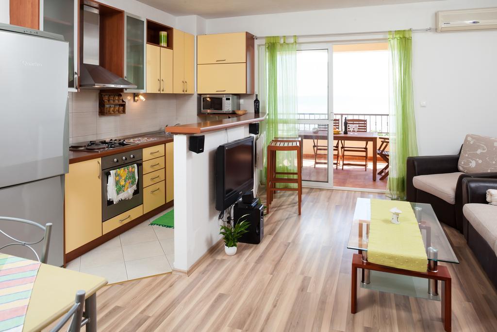 Apartments Fiona - Away From City Crowds Makarska Room photo