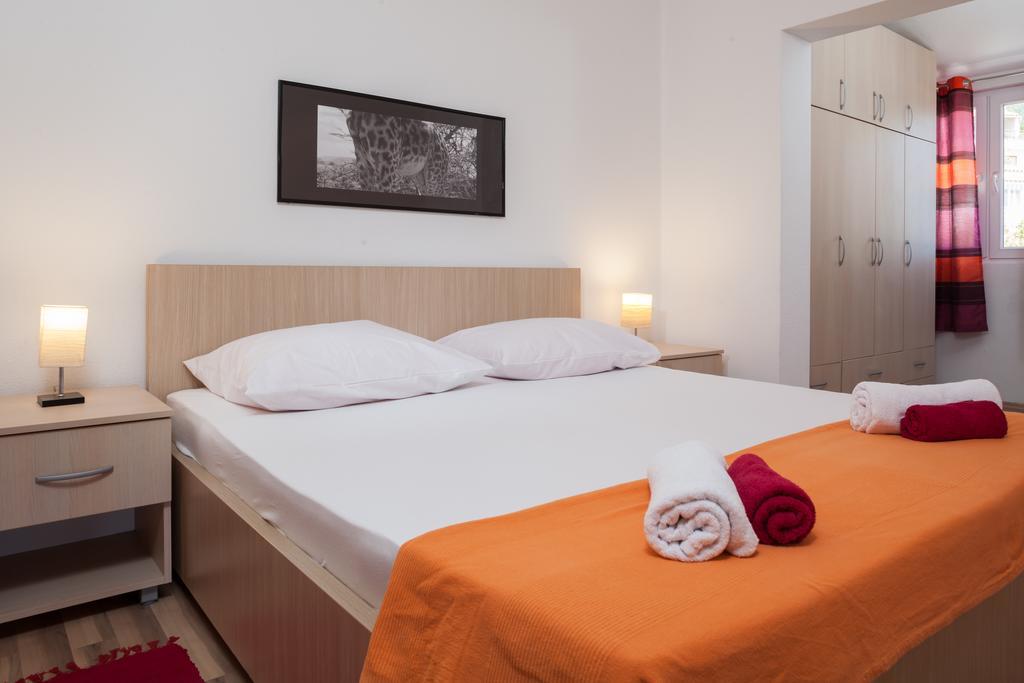 Apartments Fiona - Away From City Crowds Makarska Room photo